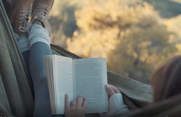 吊床读书美女治愈视频素材