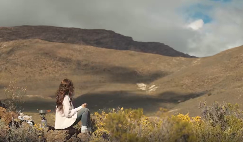山间喝水美女治愈视频素材