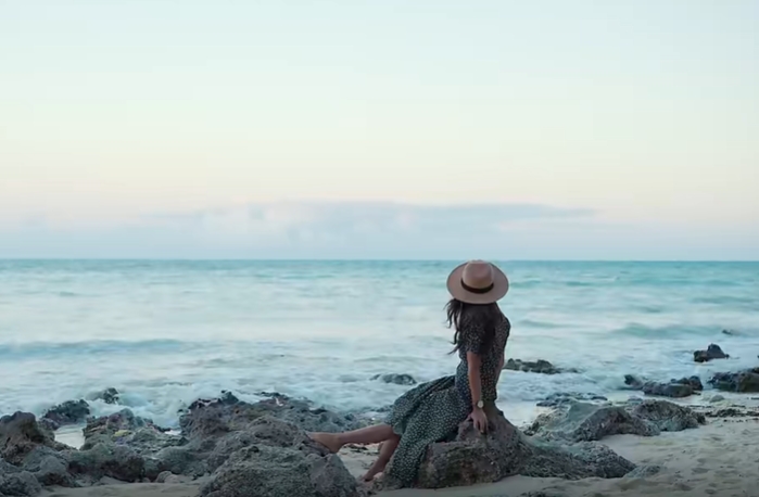 海边草帽美女治愈视频素材