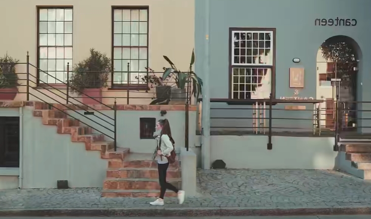 行走城市间女人治愈视频素材