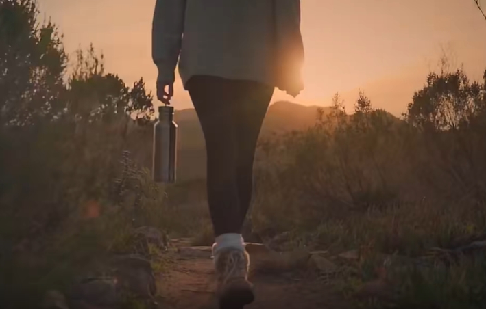 山间小路行走女人治愈视频素材