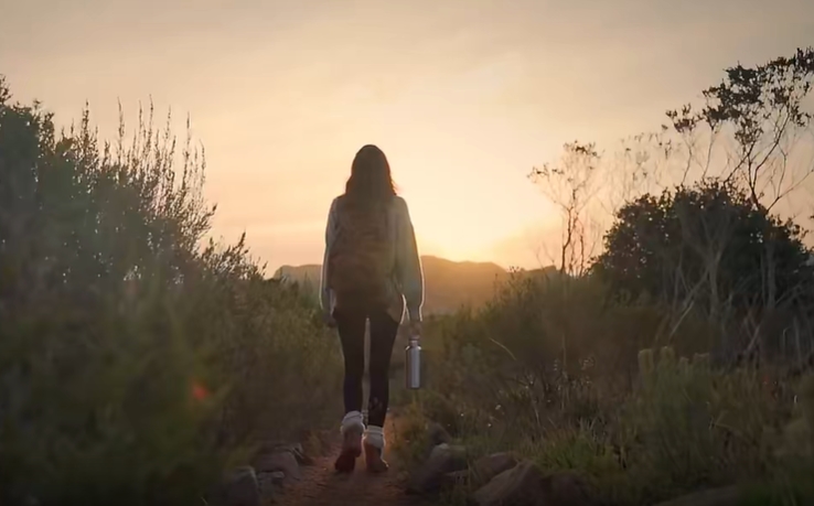 美女山间小路行走治愈视频素材