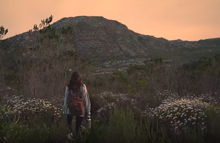 美女大山花间治愈视频素材