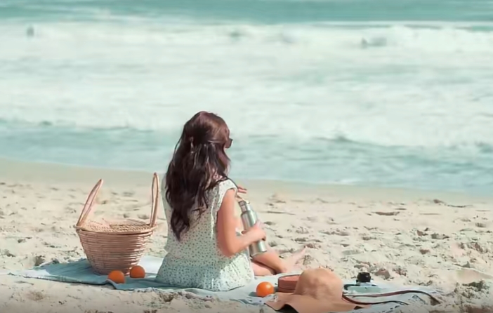 沙滩美女野餐治愈视频素材