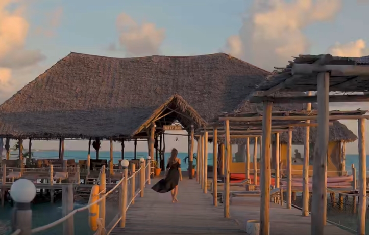 海边草亭女人度假治愈视频素材