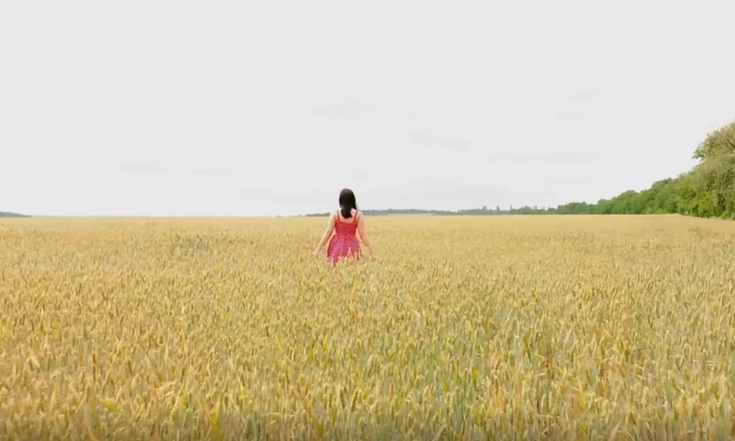 美女慢速走在麦田里人物视频素材