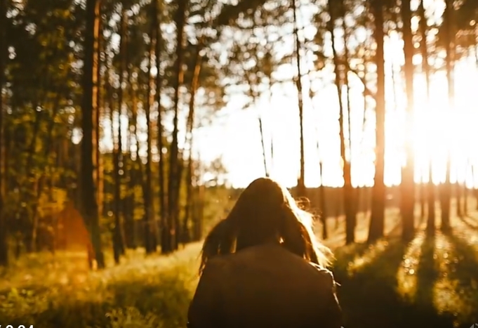 夕阳下女子行走在林荫小道唯美视频素材