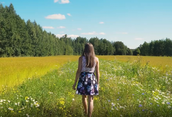 长发美女行走在话草丛里人物背景视频素材