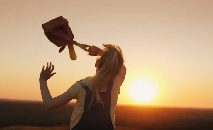 夕阳下扎着马尾女孩奔跑的镜头人物视频素材