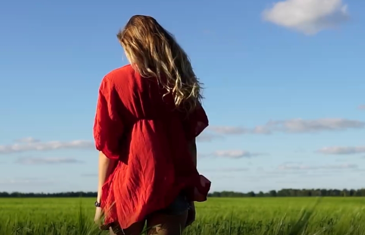 外国美女漫步在广阔青草地人物视频素材