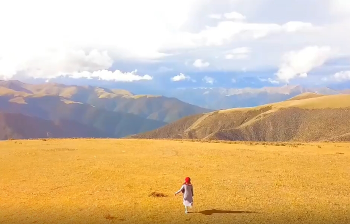 在沙漠中穿行的女子唯美视频素材