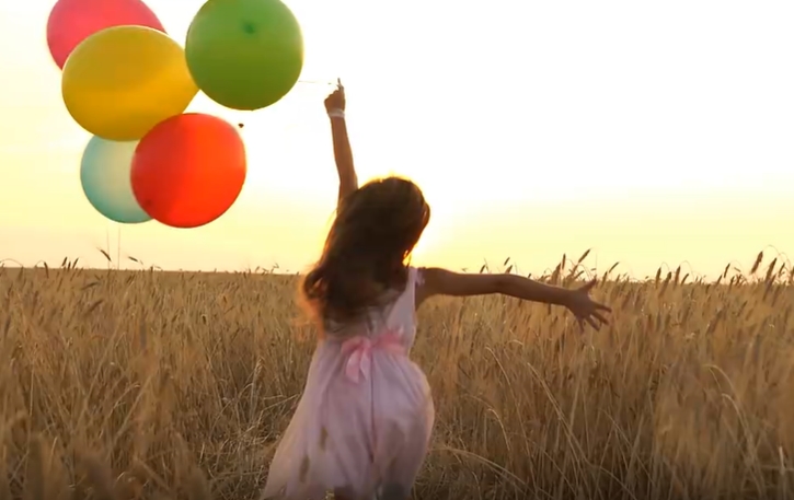 女孩拿着气球奔跑在麦田里治愈视频素材