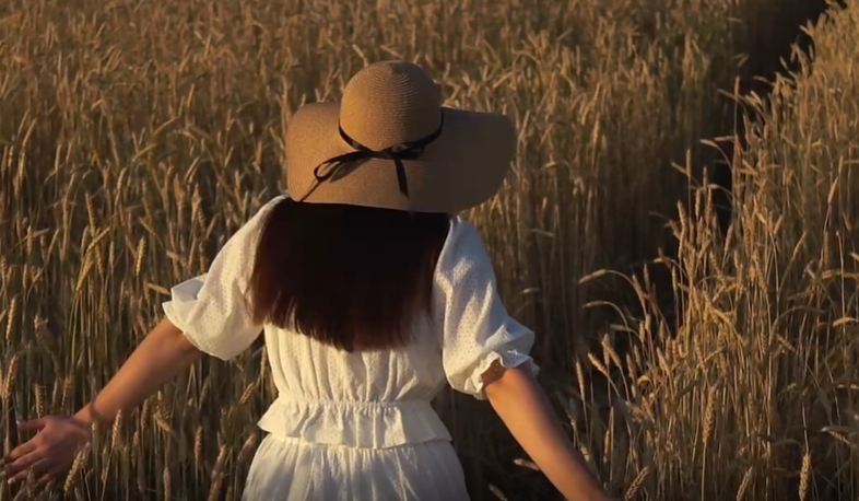 近景拍摄美女麦田奔跑镜头人物视频素材