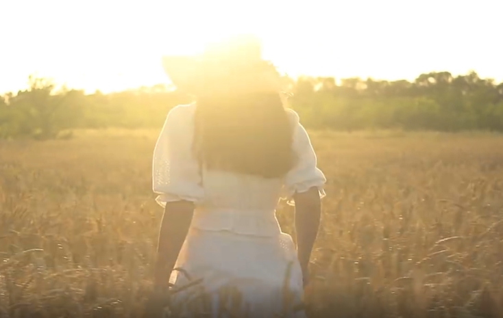 夕阳里在麦田奔跑的女子人物视频素材