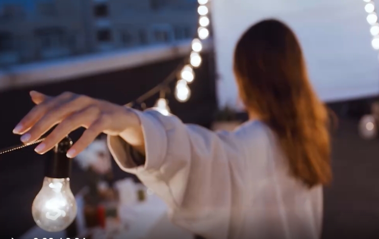 夜幕灯光下女子人物手部特写视频素材