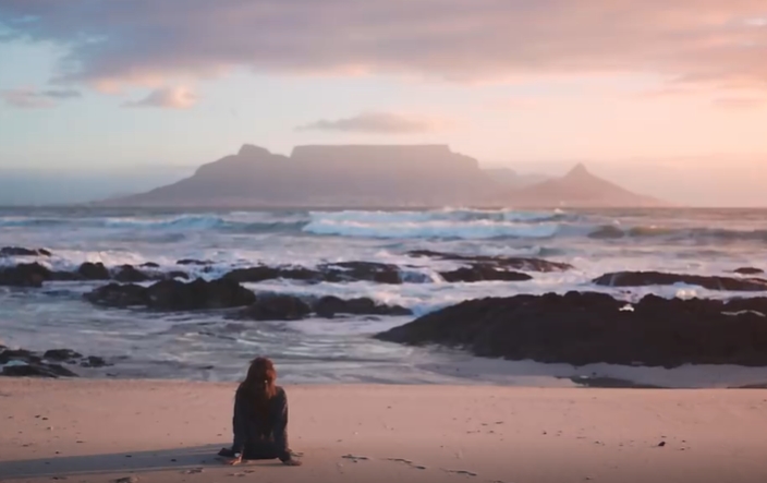 夜幕降临美女奔跑海边人物视频素材