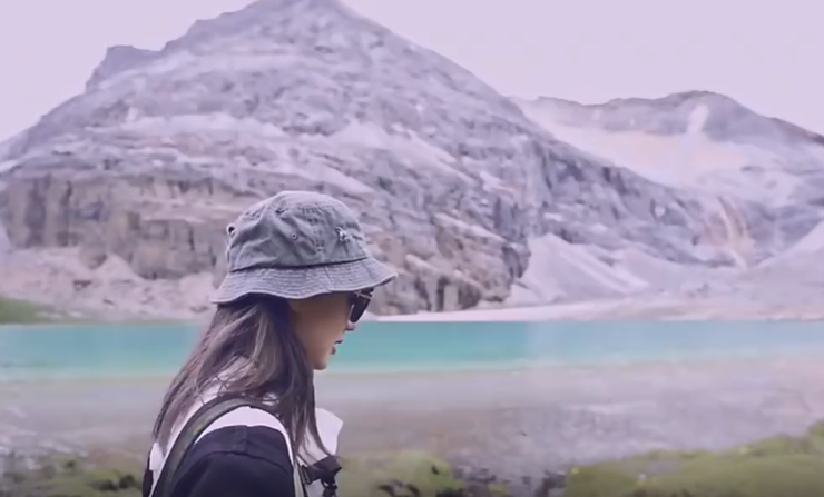 帅气女子海岛里走行回头人物视频素材