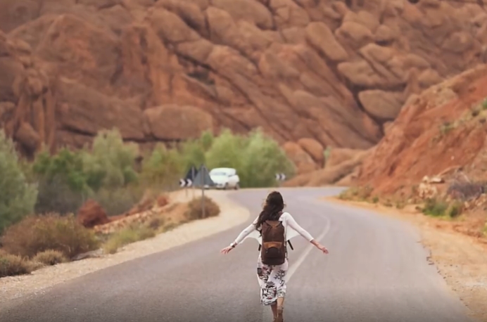 相间大路背着行李的女子走路人物视频素材