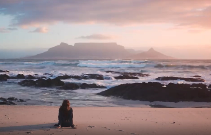 美女坐在沙滩上看海浪的人物视频素材