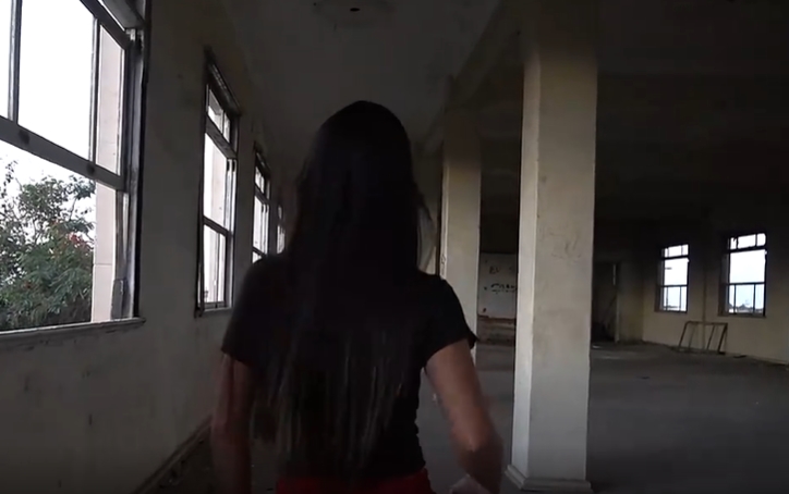 长发高挑美女回头人物视频素材