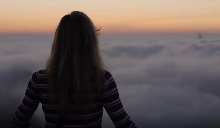 美女山间拥抱云彩人物视频素材