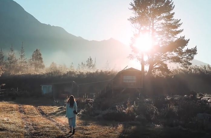 带单反走在山村的美女人物视频素材