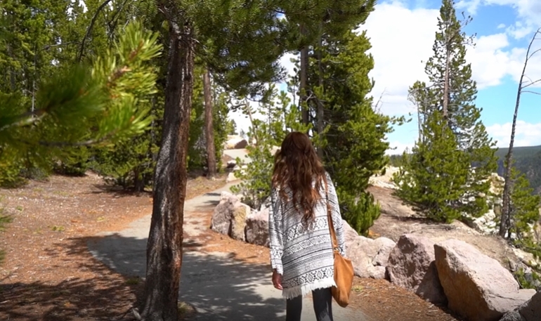 背包穿东亚风衣服女子行走在小道人物视频素材