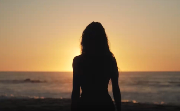 夕阳中阿娜多姿美女跳舞人物视频素材