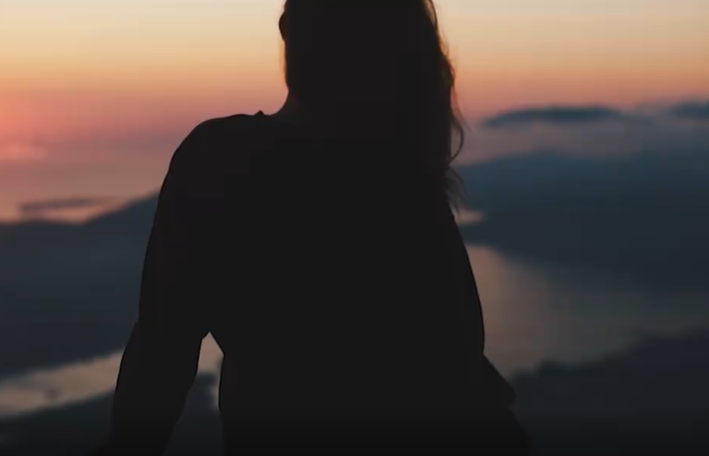 晚霞中吹着微风的女子人物视频素材