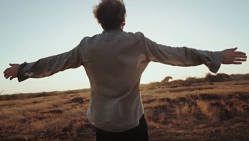 男子迎着光拥抱大自然人物视频素材