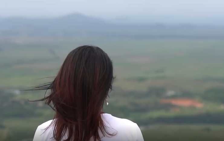 站在顶峰拥抱大自然的美女人物视频素材