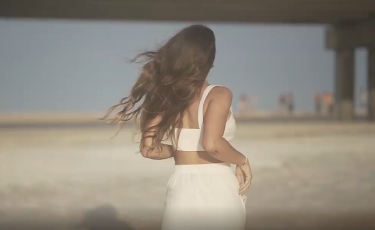 性感长发美女撩头发走路人物视频素材