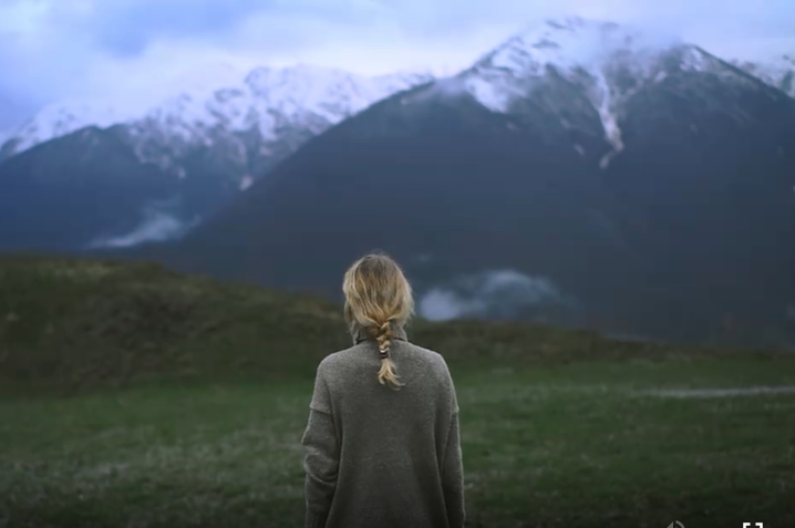 国外女子瞭望山川的人物视频素材