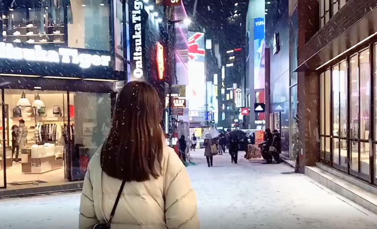 夜晚白雪中漂亮女子慢慢回头的治愈视频素材