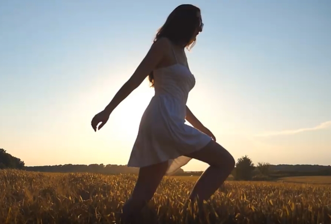 美女开心奔跑在夕阳下治愈视频素材