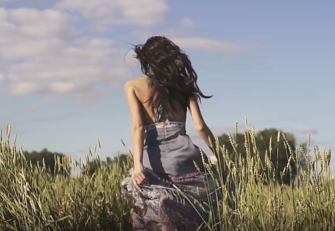 漂亮美女在麦田中奔跑的人物视频素材