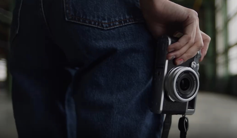 穿白T牛仔裤美女相机拍摄人物视频素材