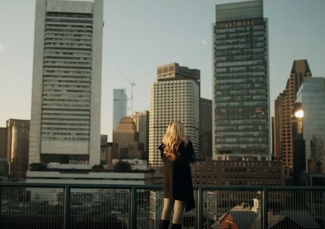 女子在楼顶打完电话人物视频素材