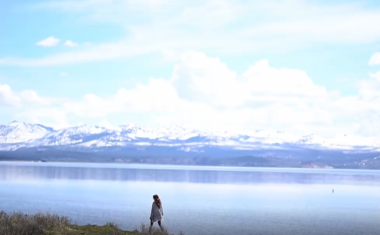 女子在美丽的山川边缘行走唯美视频素材