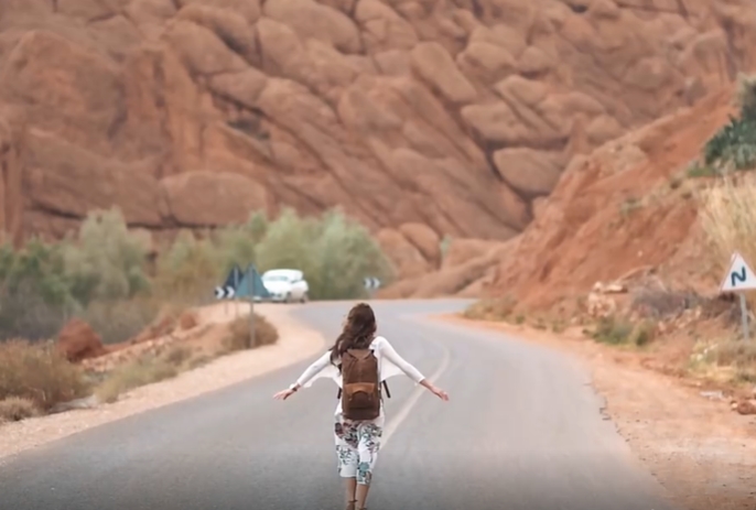 独自旅行女子走在空旷的公路上人物视频素材