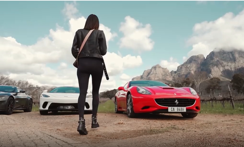 穿皮夹克美女从车间走过人物视频素材