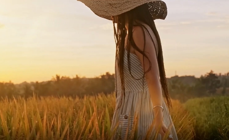 阳光中女孩在麦田中漫步视频素材