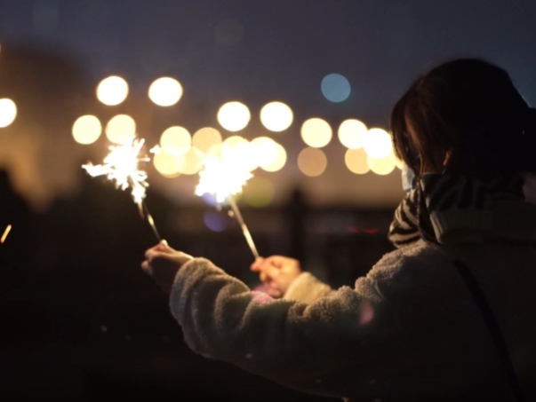 夜色中女孩玩烟花短视频素材