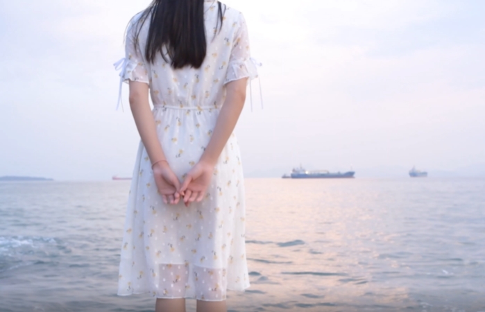海边女孩背影特写情感短视频素材