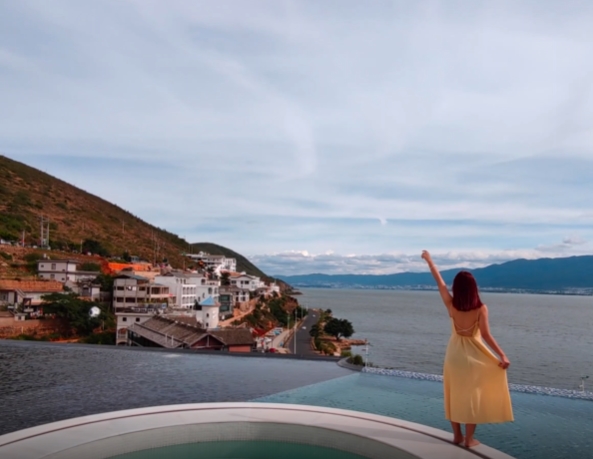 女孩度假VLOG背影情感短视频素材