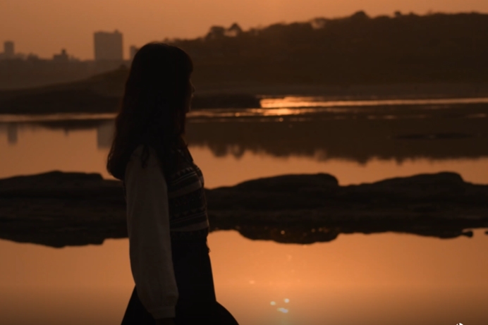 夕阳下散步年轻女人情感短视频素材