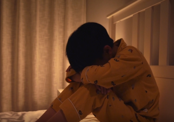 小男孩在床上哭泣情感短视频素材