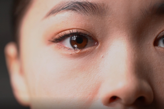 女孩流泪眼睛特写情感短视频素材