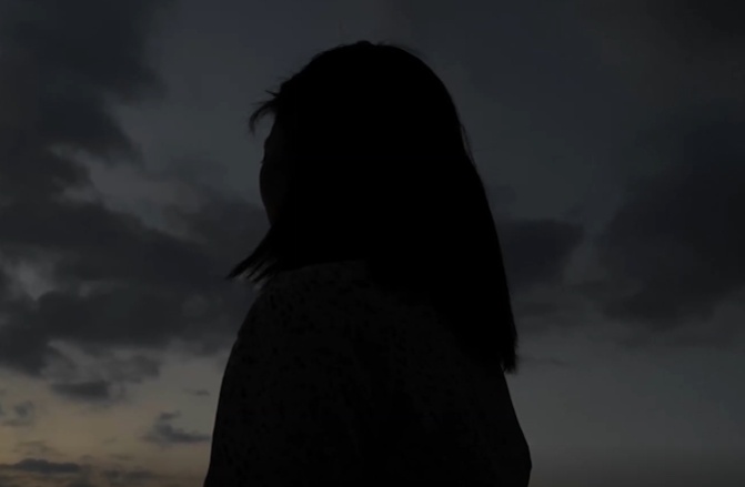 黄昏下女孩子情感短视频素材