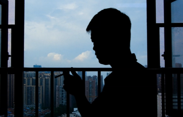 窗边抽烟的男人情感短视频素材